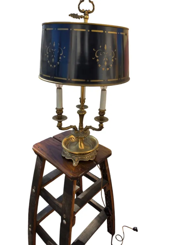 Lámpara de mesa dorada y negra