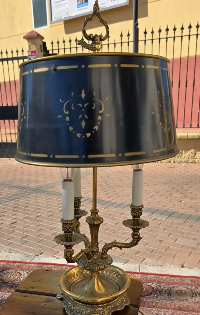 Lámpara de mesa dorada y negra