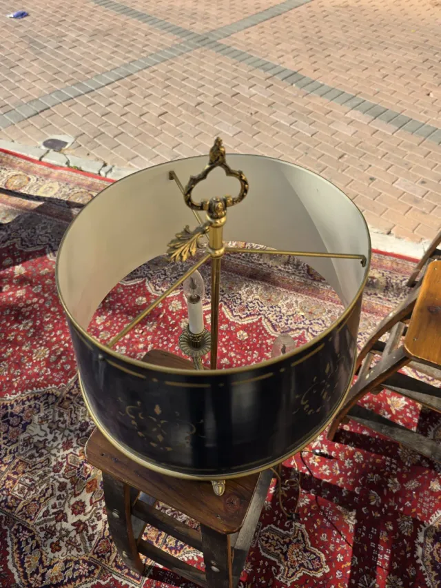 Lámpara de mesa dorada y negra