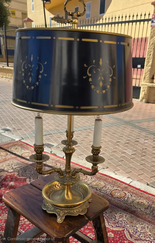 Lámpara de mesa dorada y negra