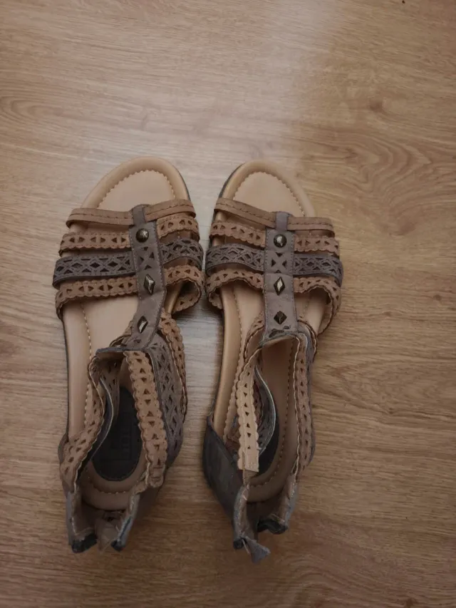 Sandalias de verano beige y marrón