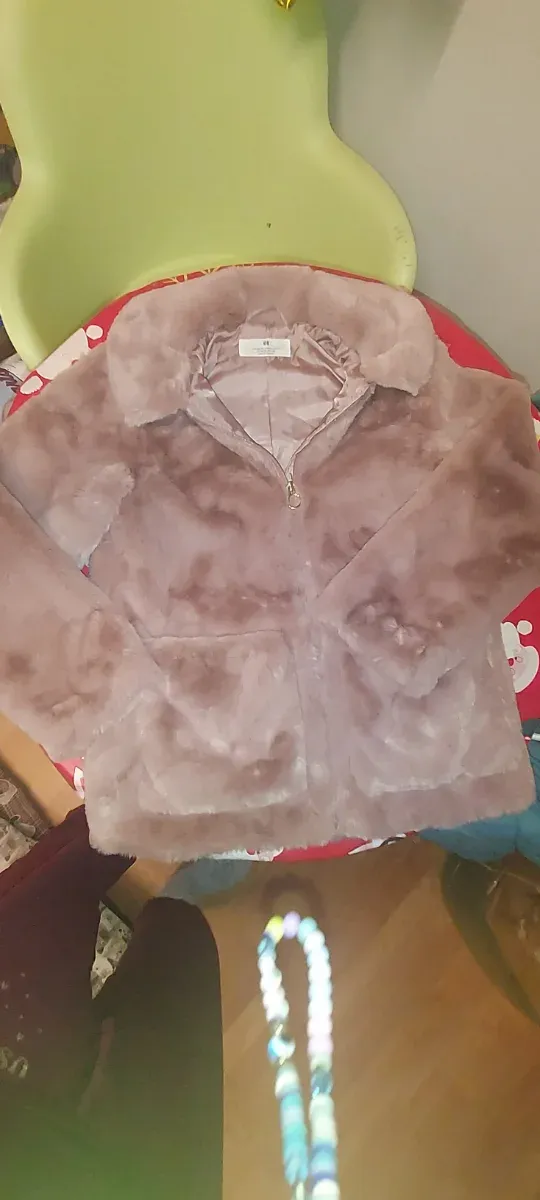 Vendo abrigos niña como nuevos. Pregunte precio.