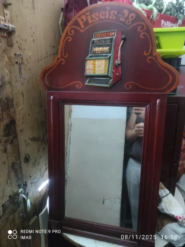 Espejo antiguo con marco de madera