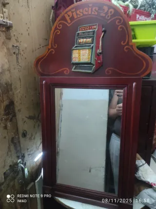 Espejo antiguo con marco de madera