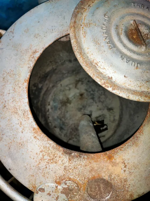 Estufa de metal antigua no tiene ningún codo