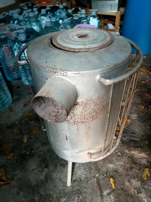 Estufa de metal antigua no tiene ningún codo