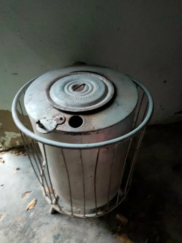 Estufa de metal antigua no tiene ningún codo