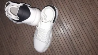 Zapatillas blancas y negras hombre