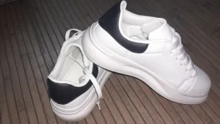 Zapatillas blancas y negras hombre