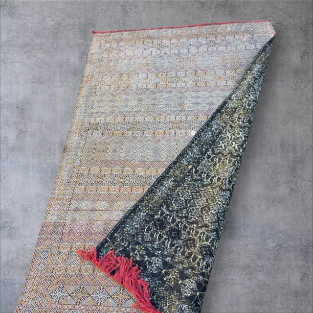 Alfombra tejida multicolor con flecos