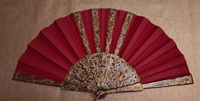 Abanico rojo con detalles dorados