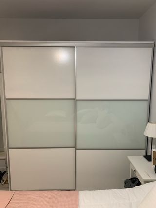 Armadio con ante scorrevoli argento e bianco