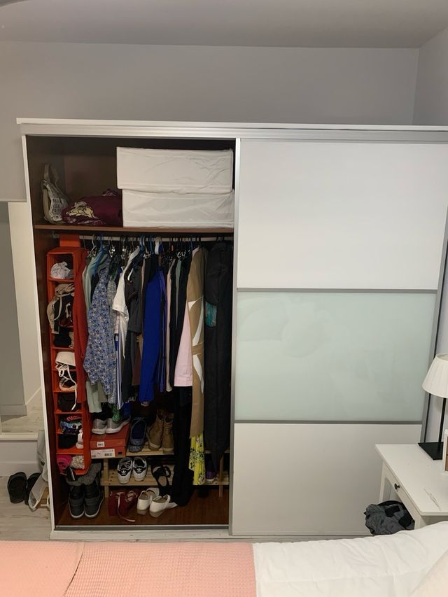Guarda-roupa com portas deslizantes prata e branco