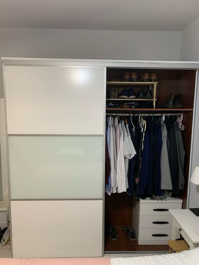 Guarda-roupa com portas deslizantes prata e branco