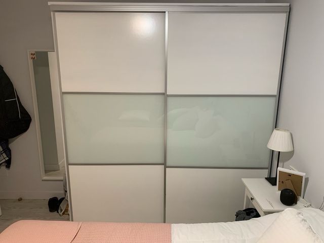 Guarda-roupa com portas deslizantes prata e branco