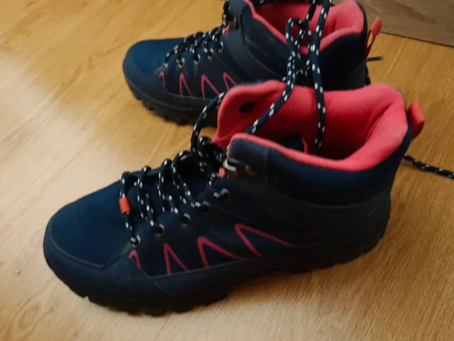 Zapatos de senderismo azules y rosas