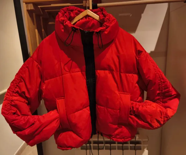 Chaqueta corta con relleno roja fruncida