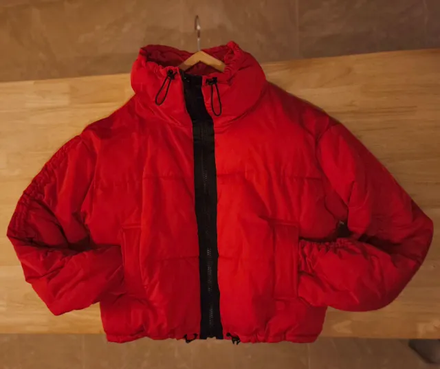 Chaqueta corta con relleno roja fruncida