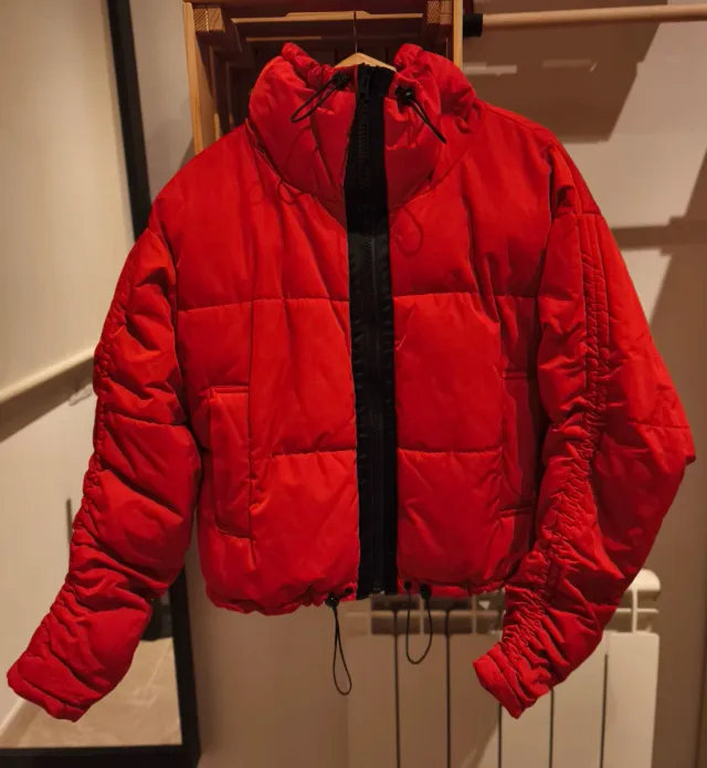 Chaqueta corta con relleno roja fruncida