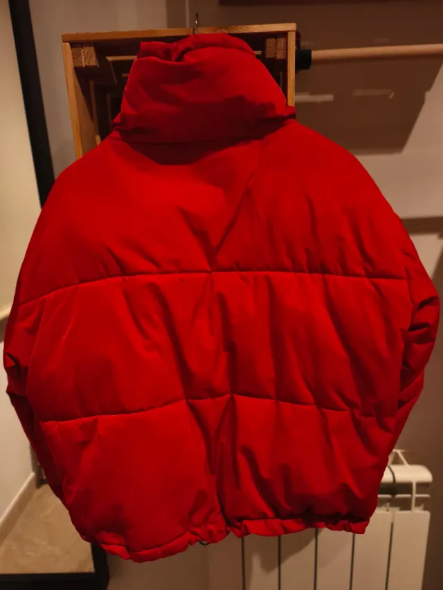 Chaqueta corta con relleno roja fruncida