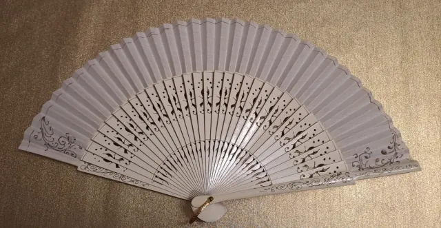 Abanico blanco con detalles calados