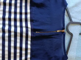 Camiseta azul marino y blanca a rayas