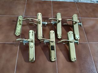 Manillas para puertas doradas