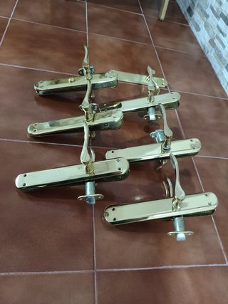 Manillas para puertas doradas