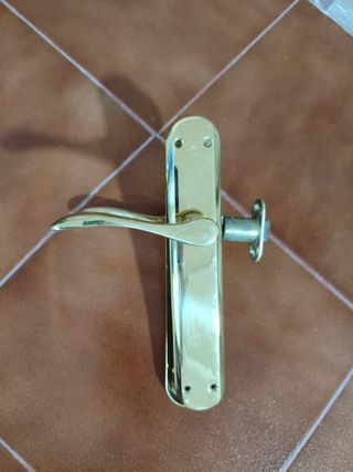 Manillas para puertas doradas