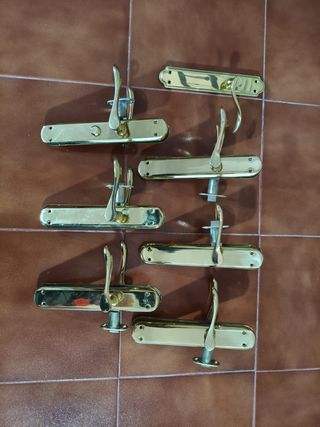 Manillas para puertas doradas