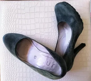 Zapatos de salón Unisa de ante verde azulado.