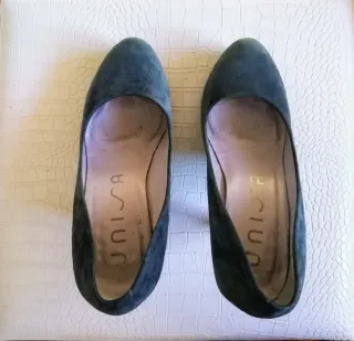 Zapatos de salón Unisa de ante verde azulado.