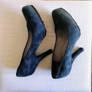 Zapatos de salón Unisa de ante verde azulado.