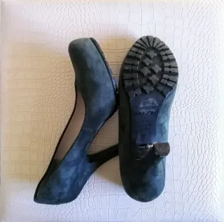 Zapatos de salón Unisa de ante verde azulado.
