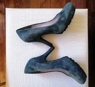 Zapatos de salón Unisa de ante verde azulado.