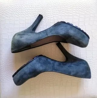 Zapatos de salón Unisa de ante verde azulado.