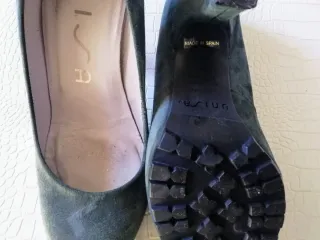 Zapatos de salón Unisa de ante verde azulado.