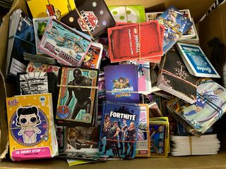 Caja de cromos y cartas variadas