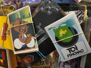 Caja de cromos y cartas variadas