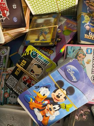 Caja de cromos y cartas variadas