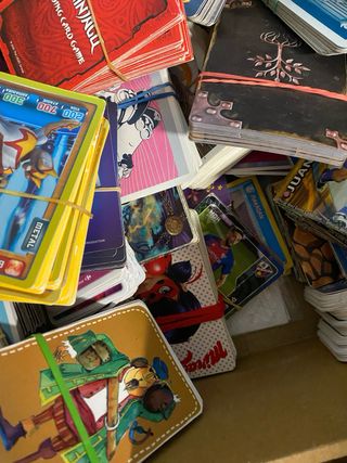 Caja de cromos y cartas variadas