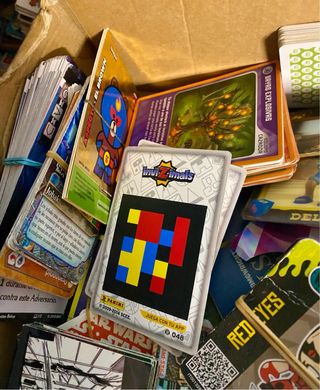 Caja de cromos y cartas variadas