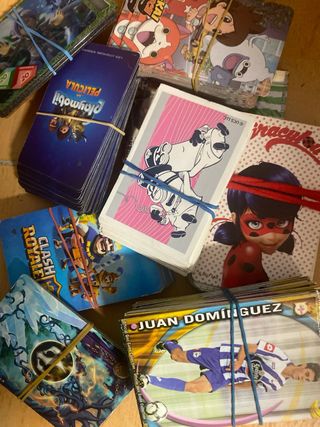 Caja de cromos y cartas variadas