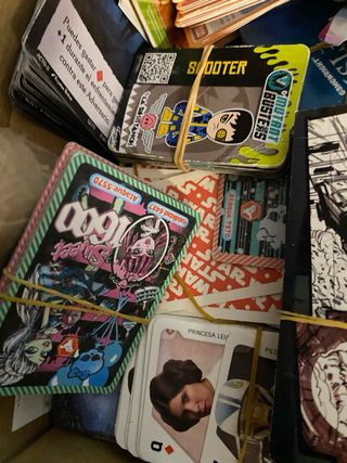 Caja de cromos y cartas variadas