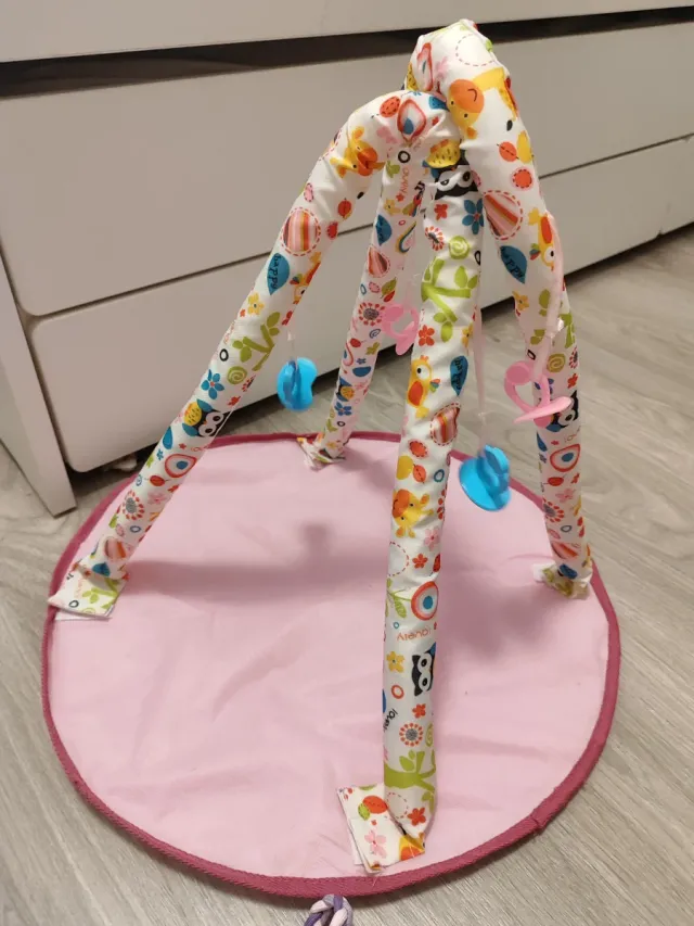 Tappeto da gioco per bambini con arco e accessori per bambole