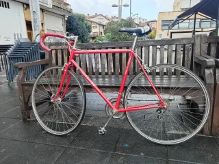 Bicicleta de carretera roja BH