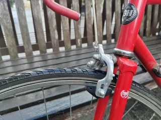 Bicicleta de carretera roja BH