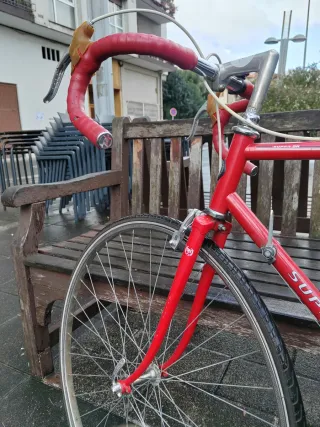 Bicicleta de carretera roja BH