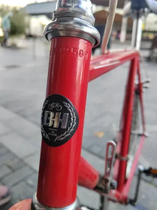 Bicicleta de carretera roja BH