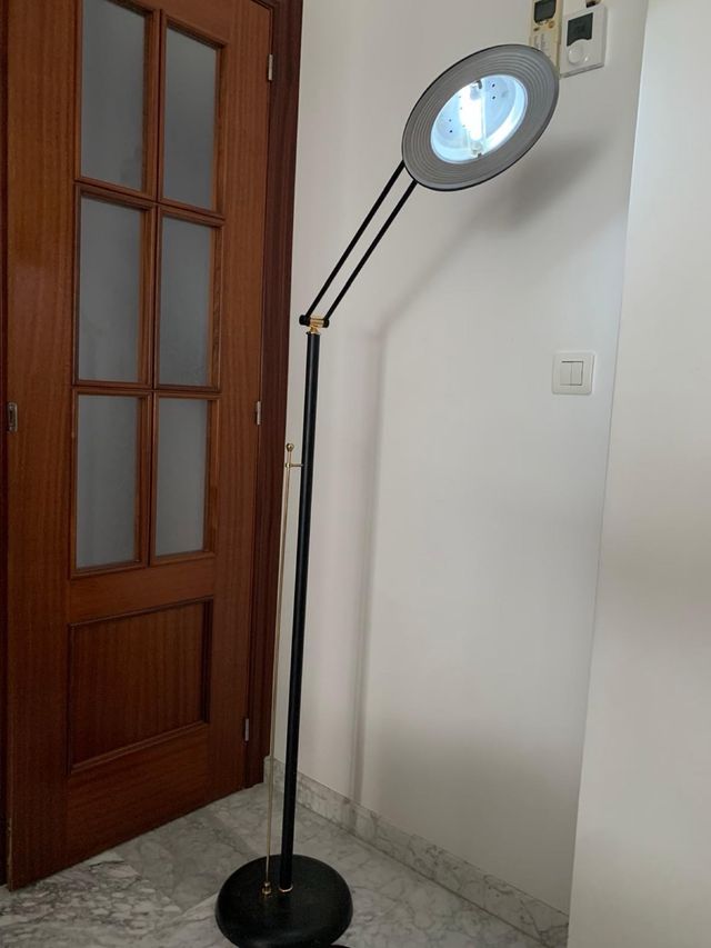 Lámpara de pie negra y dorada